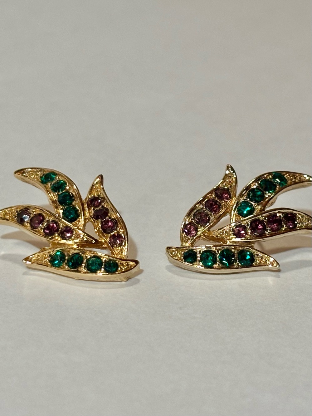 Sarah Coventry Canada Emerald Green Amethyst Rhinestone Gold Tone Leaf Earrings